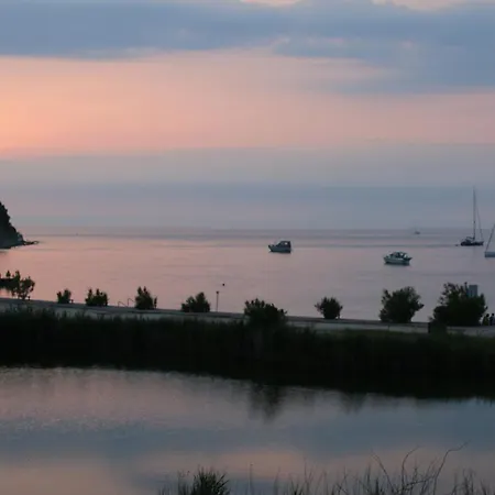 Beachfront Oasis Fiesa - 20m To Sea, Terrace & Parking Apartament